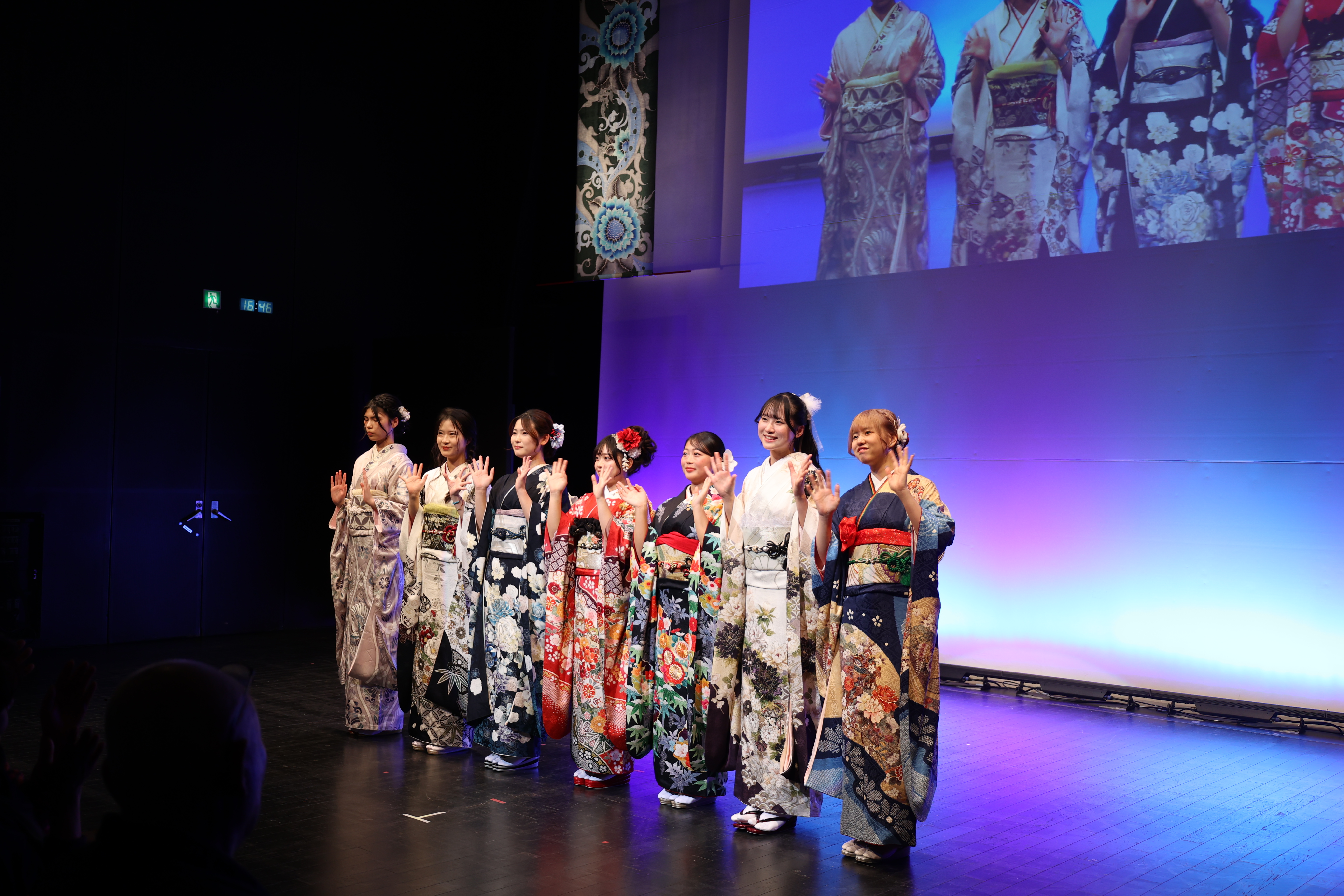 華やかな着物姿のモデル